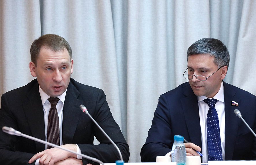 Министр природных ресурсов и экологии РФ Александр Козлов и Председатель Комитета по экологии, природным ресурсам и охране окружающей среды Дмитрий Кобылкин