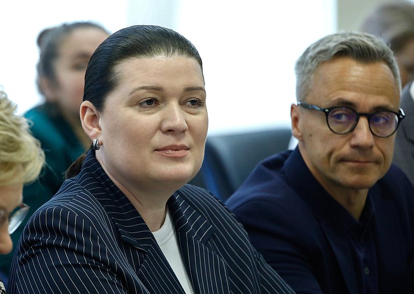 Член Комитета по защите семьи, вопросам отцовства, материнства и детства Василина Кулиева и заместитель Председателя Комитета по вопросам собственности, земельным и имущественным отношениям Владимир Самокиш