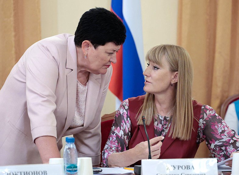 Член Комитета по культуре Ольга Германова и Первый заместитель Председателя Комитета по международным делам Светлана Журова
