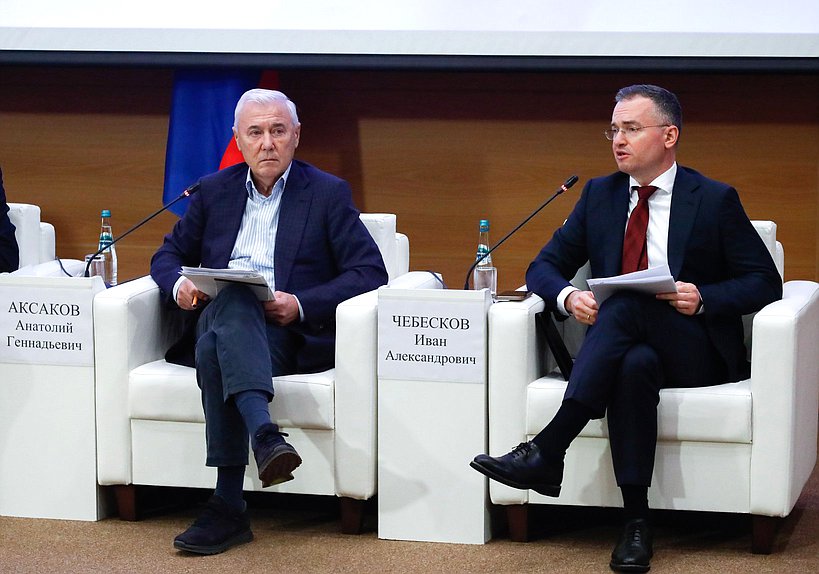 Председатель Комитета по финансовому рынку Анатолий Аксаков (слева)