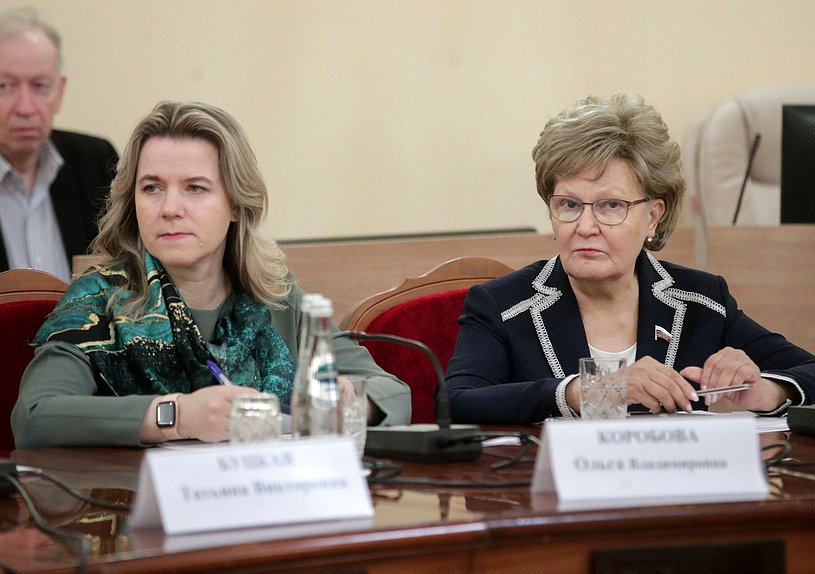 Члены Комитета по защите семьи, вопросам отцовства, материнства и детства Ольга Коробова и Татьяна Ларионова