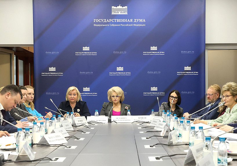 Председатель Комитета по защите семьи, вопросам отцовства, материнства и детства Нина Останина, заместитель Председателя Комитета Елена Вторыгина и Первый заместитель Председателя Комитета Татьяна Буцкая