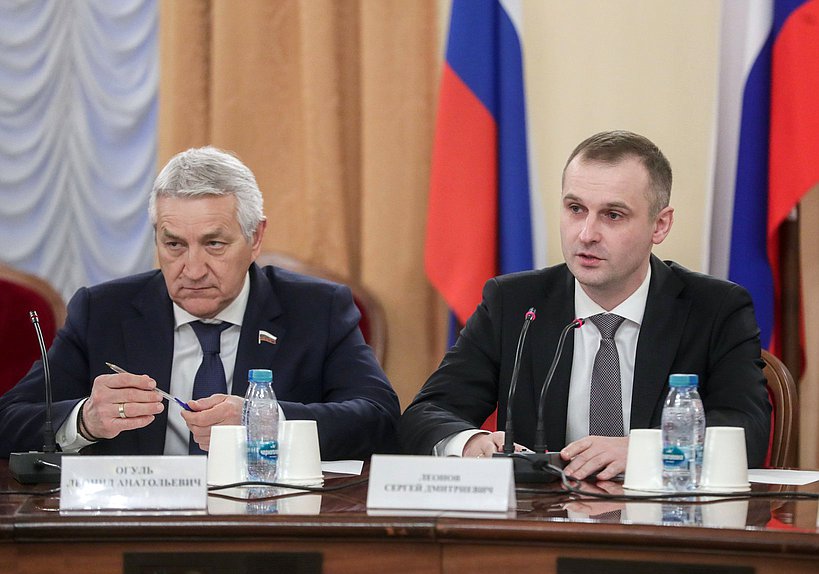 Первый заместитель Председателя Комитета по охране здоровья Леонид Огуль и Председатель Комитета Сергей Леонов