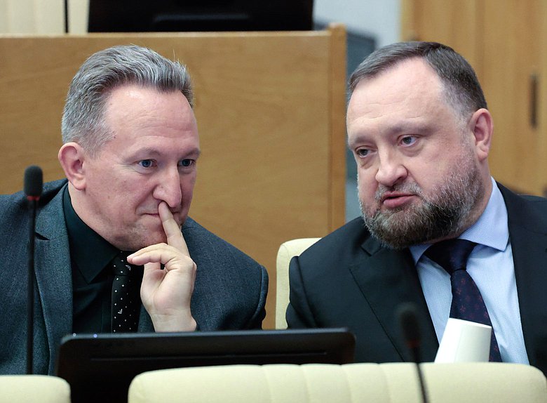 Член Комитета по безопасности и противодействию коррупции Константин Шагимуратов и Первый заместитель Комитета по энергетике Сергей Арбузов