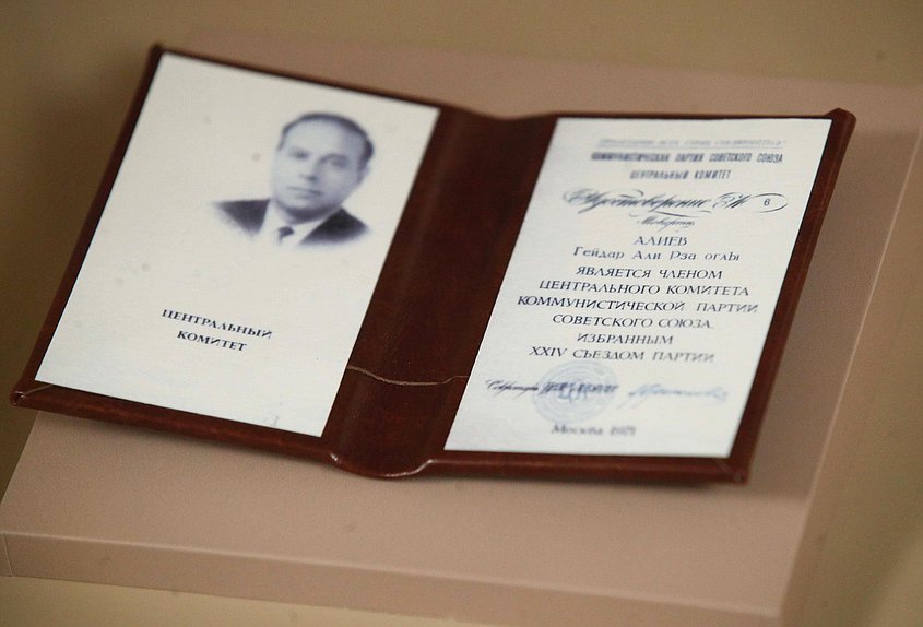 Осмотр выставки «Гейдар Алиев. Жизнь длиною в вечность» Председателем Государственной Думы Вячеславом Володиным и Председателем Милли Меджлиса Азербайджанской Республики Сагибой Гафаровой