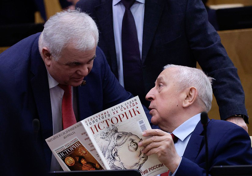 Первый заместитель Председателя Комитета по делам СНГ, евразийской интеграции и связям с соотечественниками Казбек Тайсаев и Председатель Комитета по развитию Дальнего Востока и Арктики Николай Харитонов