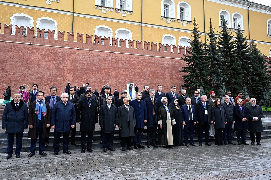 Representatives of the parliamentary delegations participating in meeting of Standing Committee on Social and Cultural Affairs of the Asian Parliamentary Assembly laid flowers at the Tomb of the Unknown Soldier