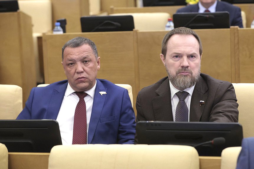 Член Комитета по безопасности и противодействию коррупции Динар Гильмутдинов и заместитель Председателя Комитета по строительству и ЖКХ Сергей Колунов