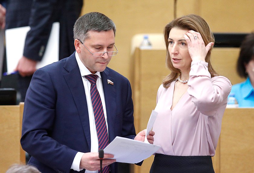 Председатель Комитета по экологии, природным ресурсам и охране окружающей среды Дмитрий Кобылкин и заместитель Председателя Комитета по бюджету и налогам Ольга Ануфриева