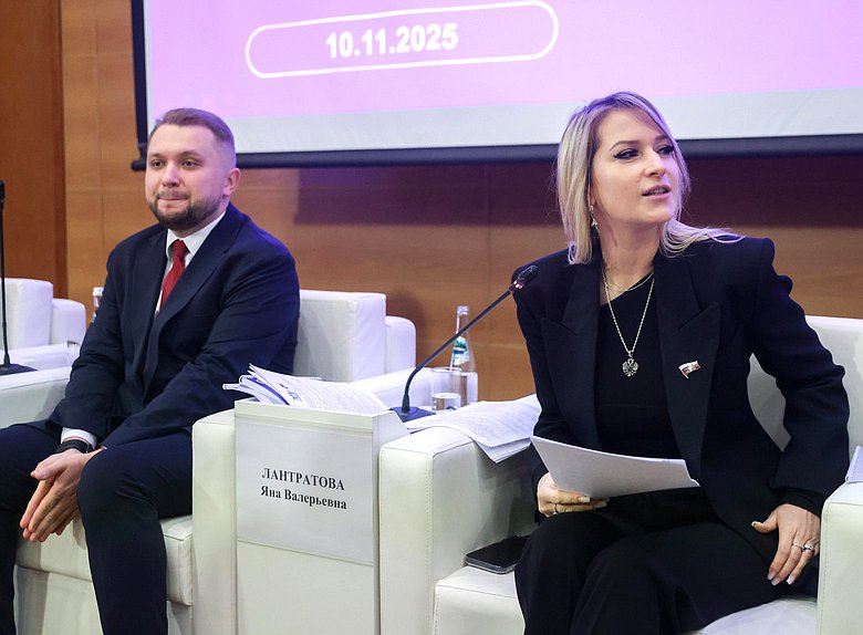 Заместитель Председателя Государственной Думы Борис Чернышов и Председатель Комитета по развитию гражданского общества, вопросам общественных и религиозных объединений Яна Лантратова