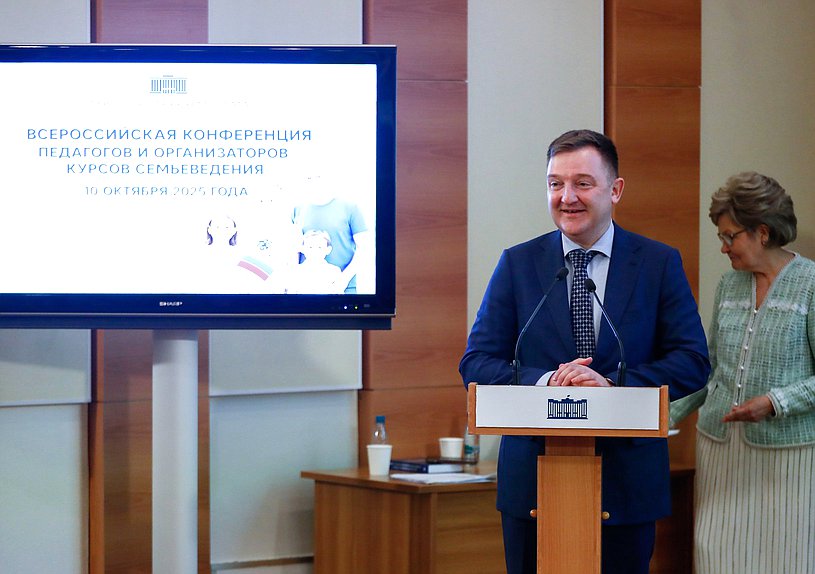 Первый заместитель Министра просвещения РФ Александр Бугаев