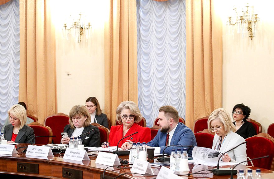 Председатель Комитета по вопросам семьи, женщин и детей Нина Останина, заместитель Председателя Государственной Думы Борис Чернышов и Председатель Комитета по просвещению Ольга Казакова