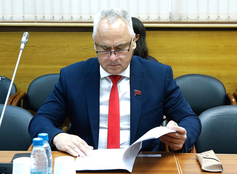 Член Комитета по бюджету и налогам Евгений Бессонов