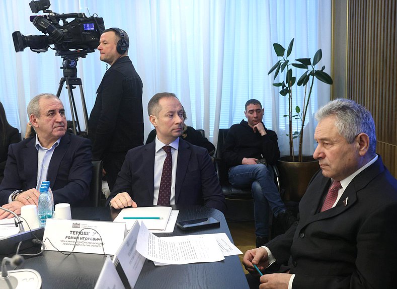 Члены Комитета по физической культуре и спорту Сергей Неверов, Роман Терюшков и Рустам Калимуллин