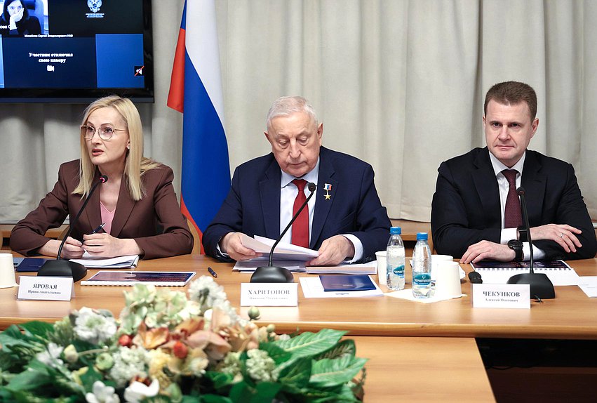 Заместитель Председателя ГД Ирина Яровая, Председатель Комитета по развитию Дальнего Востока и Арктики Николай Харитонов и Министр по развитию Дальнего Востока и Арктики Алексей Чекунков
