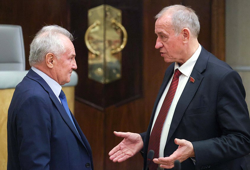 Член Комитета по безопасности и противодействию коррупции Николай Езерский и Первый заместитель Председателя Комитета по энергетике Сергей Левченко