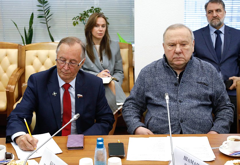 Первый заместитель Председателя Комитета по развитию гражданского общества, вопросам общественных и религиозных объединений Николай Бурляев и заместитель Председателя Комитета Владимир Шаманов