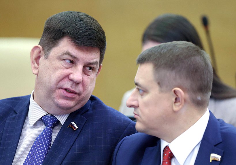 Член Комитета по просвещению Виктор Смирнов и член Комитета по вопросам собственности, земельным и имущественным отношениям Андрей Гимбатов