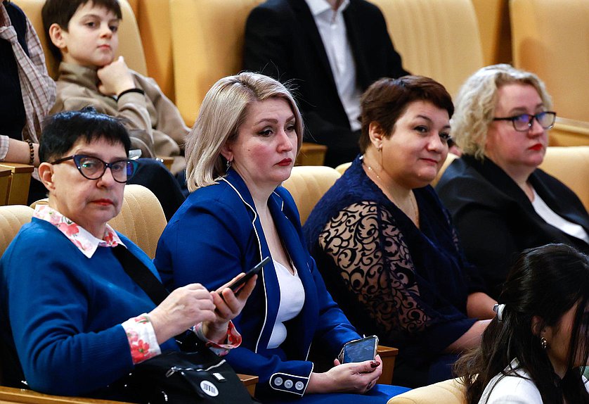 Встреча членов Комитета по защите семьи, вопросам отцовства, материнства и детства с победителями и участниками XVI Всероссийского конкурса журналистских работ «В фокусе — детство»