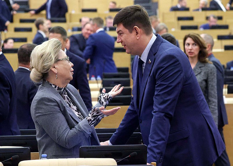 Член Комитета по бюджету и налогам Галина Данчикова и член Комитета по просвещению Виктор Смирнов