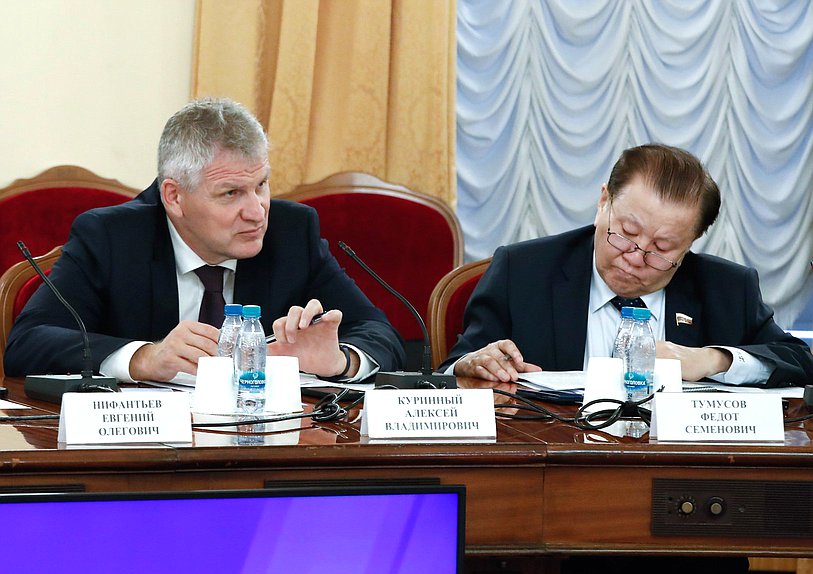 Заместитель Председателя Комитета по охране здоровья Алексей Куринный и Первый заместитель Председателя Комитета Федот Тумусов
