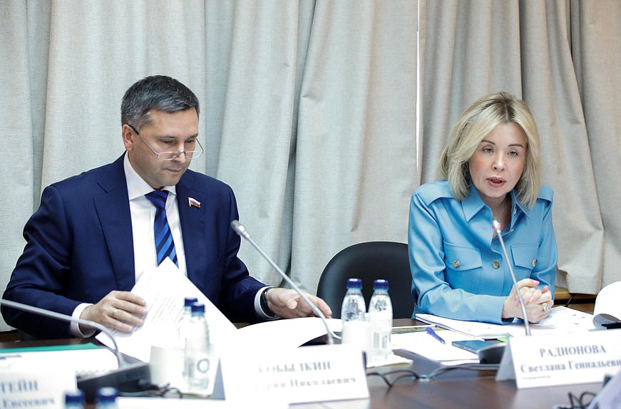 Председатель Комитета по экологии, природным ресурсам и охране окружающей среды Дмитрий Кобылкин и руководитель Федеральной службы по надзору в сфере природопользования Светлана Радионова
