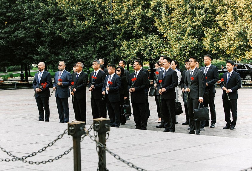 Заместитель Председателя Государственной Думы Александр Бабаков и заместитель Председателя Постоянного комитета Всекитайского собрания народных представителей Пэн Цинхуа возложили цветы к Могиле Неизвестного Солдата