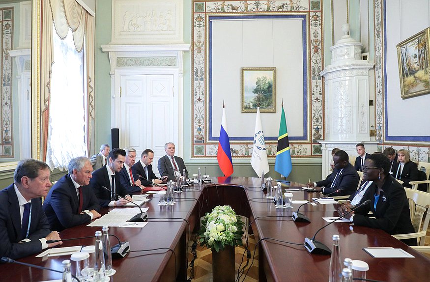 Reunión de Vyacheslav Volodin, Jefe de la Duma Estatal, con Tulia Exon, Presidenta de la Unión Interparlamentaria y Presidenta de la Asamblea Nacional de la República Unida de Tanzania