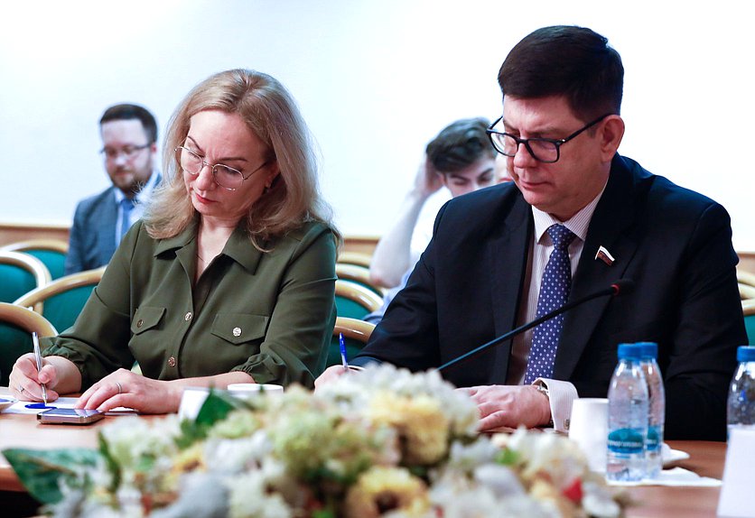 Члены Комитета по просвещению Лариса Тутова и Виктор Смирнов