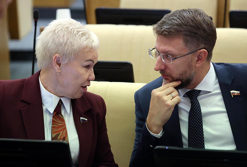 Член Комитета по физической культуре и спорту Рима Баталова и член Комитета по развитию Дальнего Востока и Арктики Дмитрий Погорелый