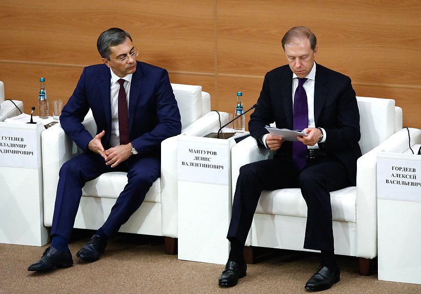 Председатель Комитета по промышленности и торговле Владимир Гутенев и Первый заместитель Председателя Правительства РФ Денис Мантуров