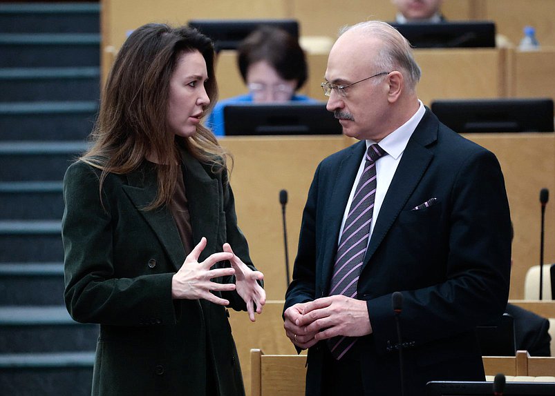 Первый заместитель Председателя Комитета по просвещению Алена Аршинова и Председатель Комитета по науке и высшему образованию Сергей Кабышев