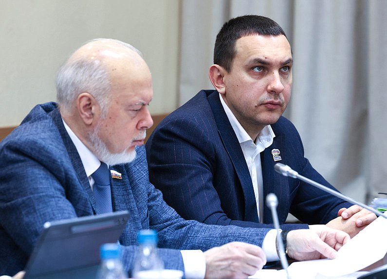 Члены Комитета по экологии, природным ресурсам и охране окружающей среды Вадим Шувалов и Максим Иванов