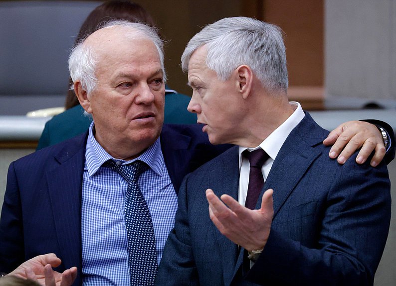 Заместитель Председателя Комитета по экологии, природным ресурсам и охране окружающей среды Анатолий Грешневиков и Председатель Комитета по защите конкуренции Валерий Гартунг