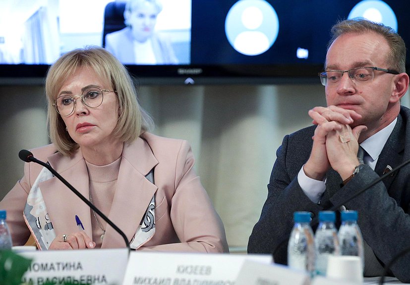 Заместитель Председателя Комитета по охране здоровья Татьяна Соломатина и член Комитета Михаил Кизеев