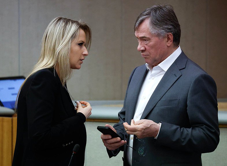 Председатель Комитета по развитию гражданского общества, вопросам общественных и религиозных объединений Яна Лантратова и член Комитета по безопасности и противодействию коррупции Александр Терентьев