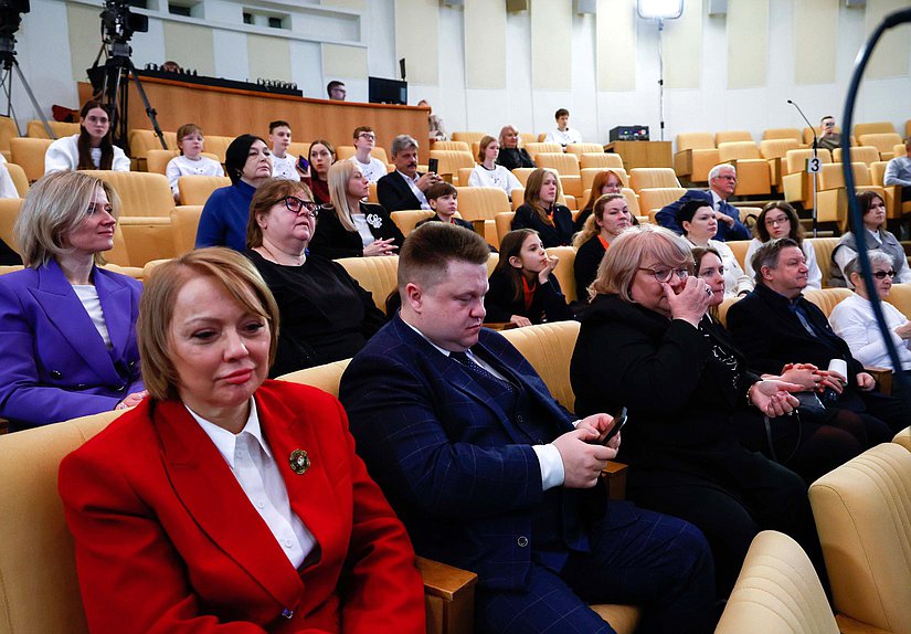 Встреча членов Комитета по защите семьи, вопросам отцовства, материнства и детства с победителями и участниками XVI Всероссийского конкурса журналистских работ «В фокусе — детство»