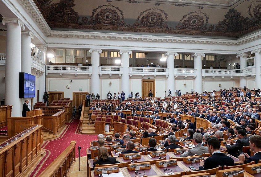 Presidente de la Federación Rusa, Vladimir Putin, interviene en el 10º Foro Parlamentario de los BRICS "El papel de los parlamentos en el fortalecimiento del multilateralismo para un desarrollo y una seguridad globales equitativos”