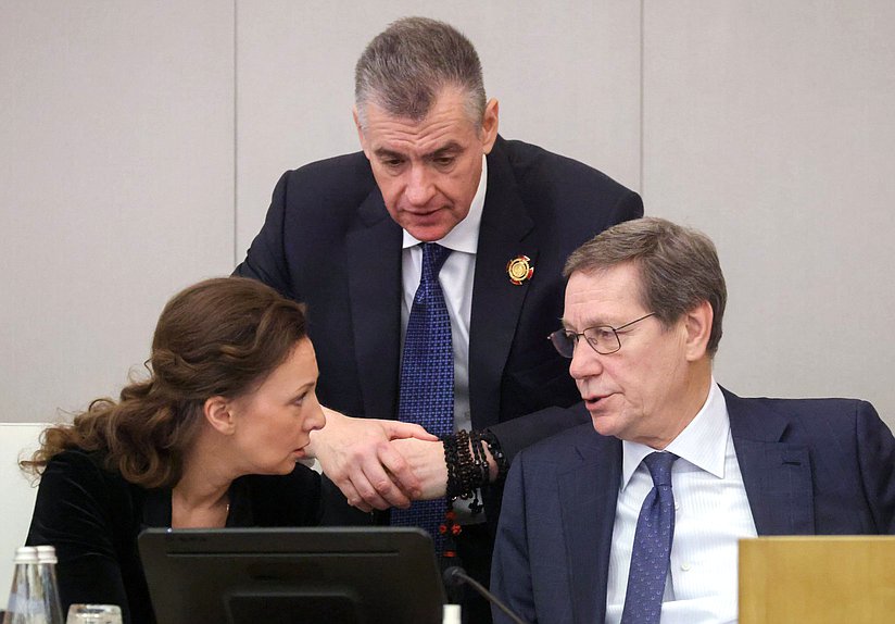 Заместитель Председателя Государственной Думы Анна Кузнецова, Первый заместитель Председателя Государственной Думы Александр Жуков и руководитель фракции ЛДПР Леонид Слуцкий