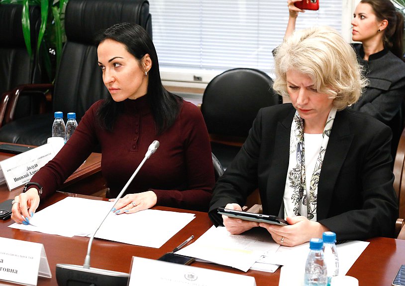 Член Комитета по делам национальностей Анастасия Удальцова и аудитор Счетной палаты РФ Наталья Трунова