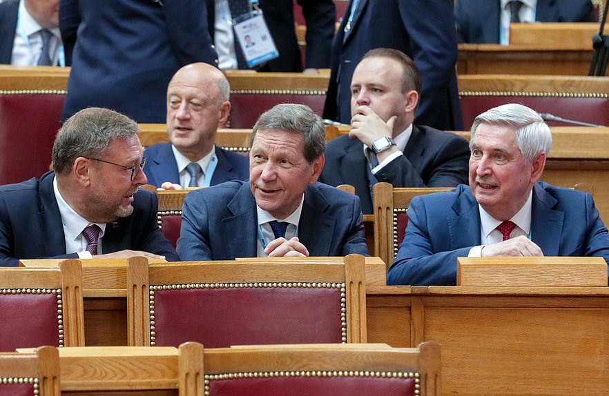 Vice Jefes  de la Duma Estatal Alexander Babakov y Vladislav Davankov, Vice Jefe del Consejo de la Federación Konstantin Kosachev y Vice Jefes primeros de la Duma Estatal Alexander Zhukov e Ivan Melnikov