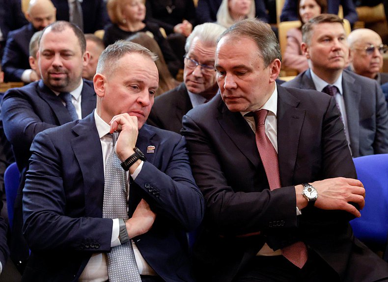 Член Комитета по строительству и жилищно-коммунальному хозяйству Александр Сидякин и заместитель Председателя Государственной Думы Петр Толстой