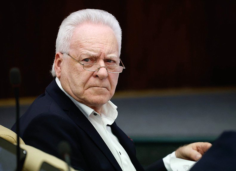 Заместитель Председателя Комитета по государственному строительству и законодательству Анатолий Лисицын