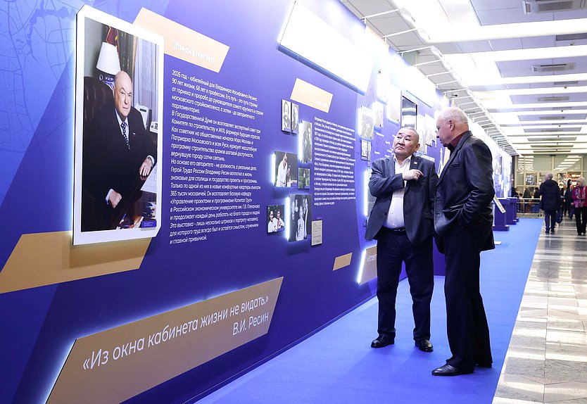 Член Комитета по транспорту и развитию транспортной инфраструктуры Петр Аммосов и член Комитета по обороне Виктор Соболев