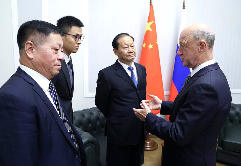 国家杜马副主席亚历山大·巴巴科夫与全国人民代表大会常务委员会副委员长彭清华