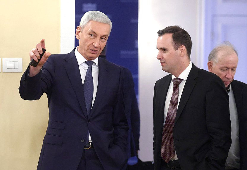 Председатель Комитета по малому и среднему предпринимательству Александр Демин (справа)