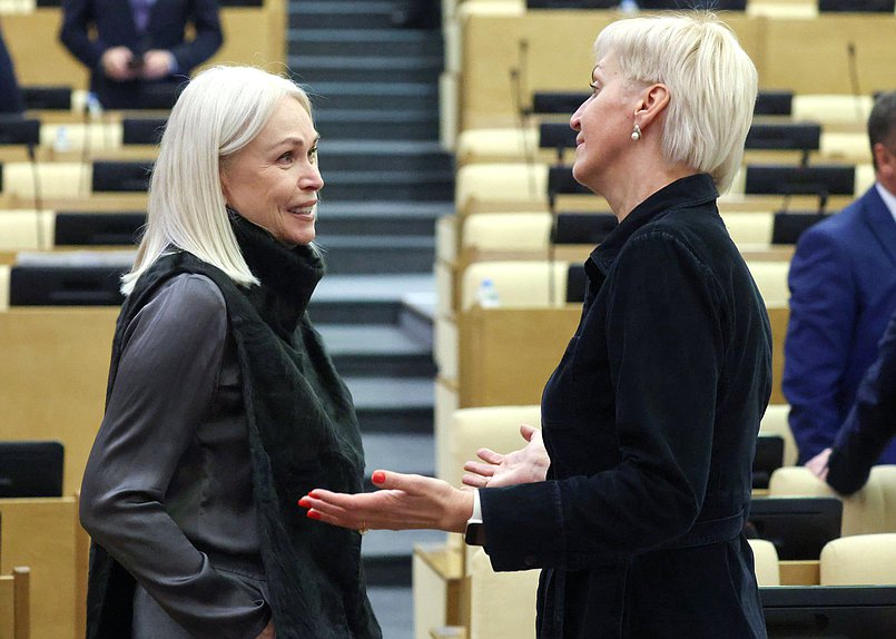 Председатель Комитета по просвещению Ирина Белых и заместитель Председателя Комитета по просвещению Ирина Ивенских