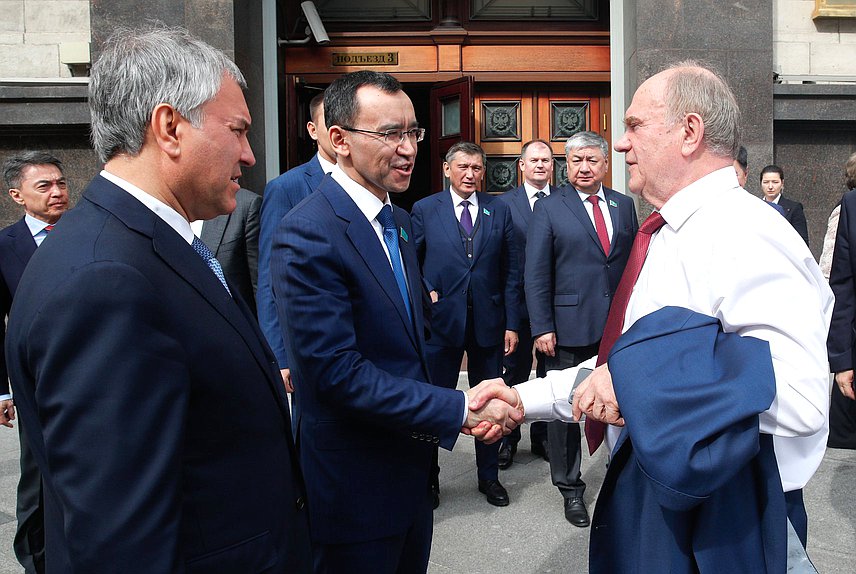 Председатель Государственной Думы Вячеслав Володин, Председатель Сената Парламента Республики Казахстан Маулен Ашимбаев и руководитель фракции КПРФ Геннадий Зюганов