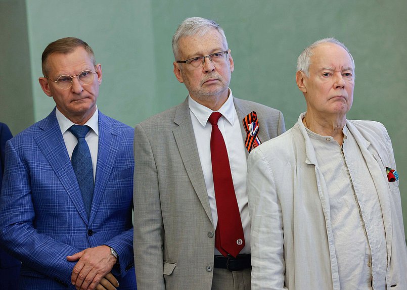Член Комитета по бюджету и налогам Вячеслав Фомичев (слева)