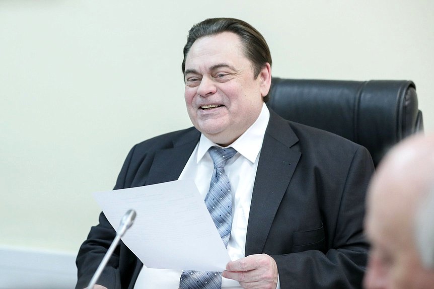 Председатель Комитета по делам национальностей Геннадий Семигин